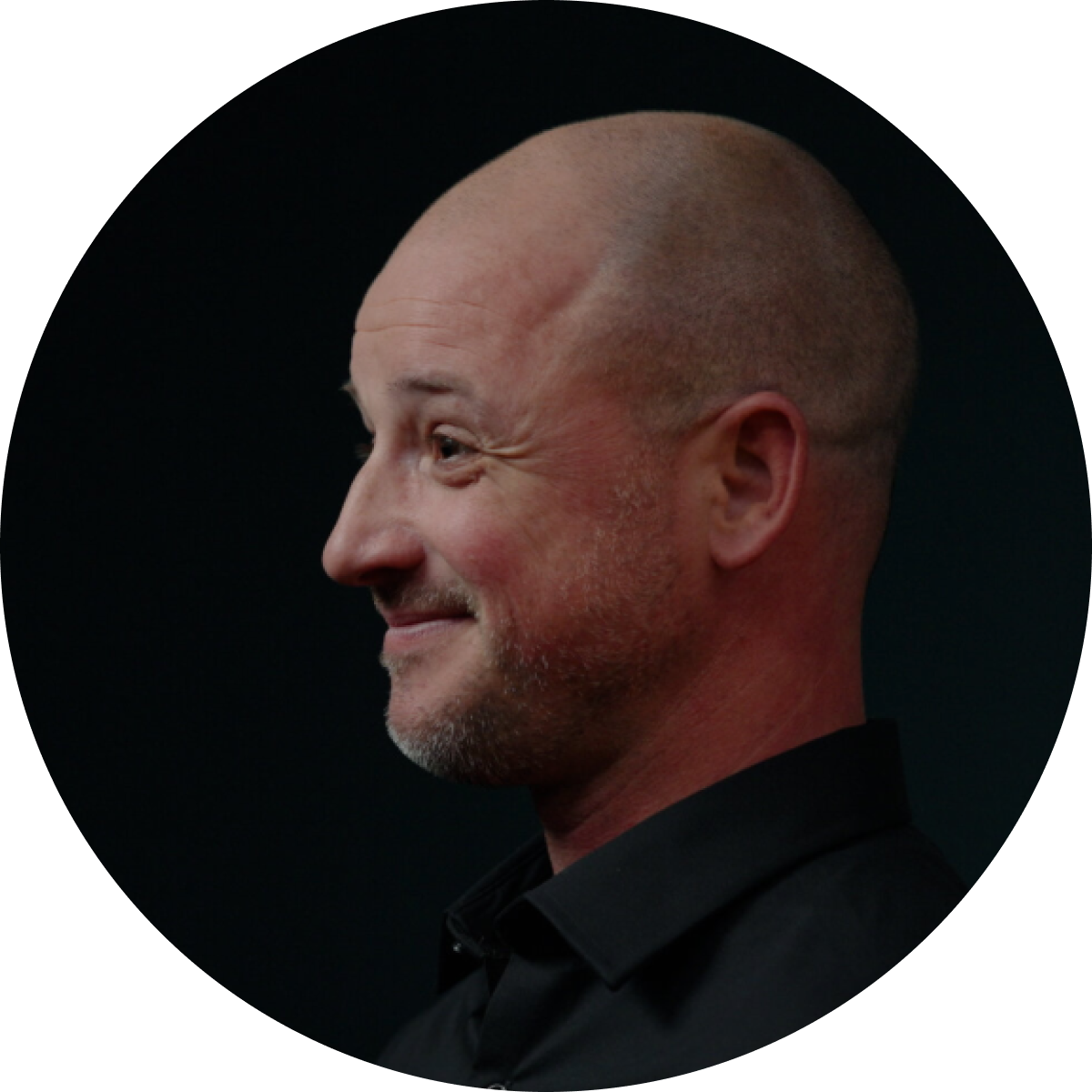 Retrato de Dustin Gardner, jefe adjunto de ingeniería de motores de bloque pequeño, en contenido de desempeño del Chevrolet Corvette ZR1 2026.