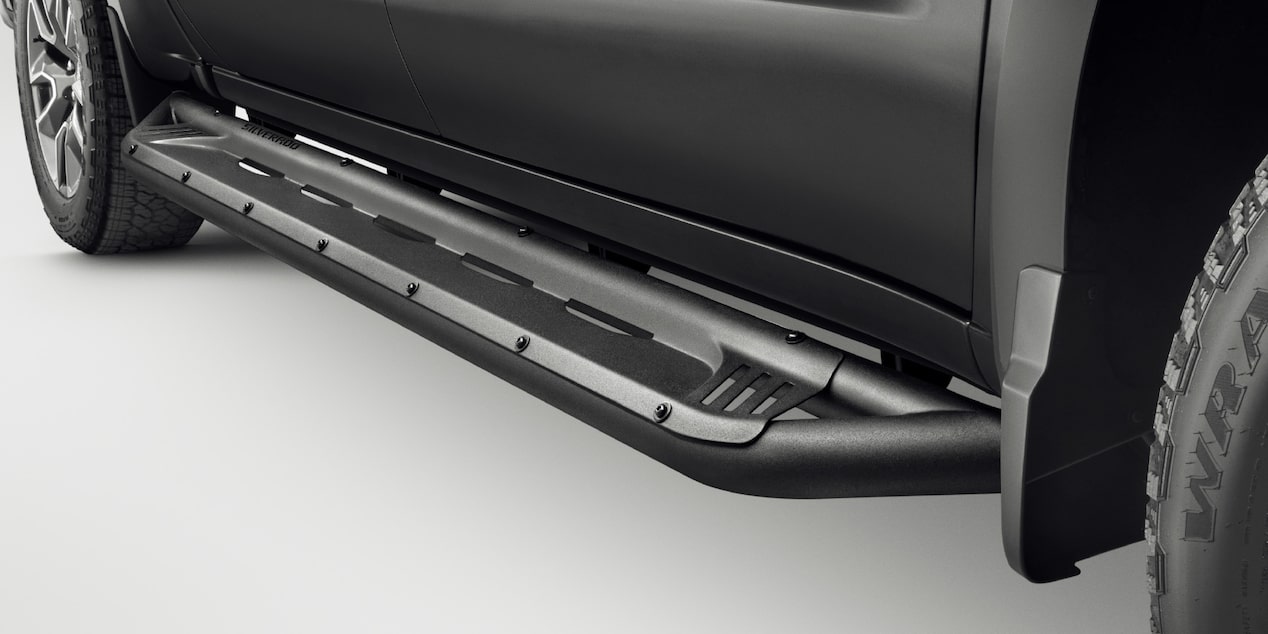 Estribos deportivos en negro con emblema Silverado