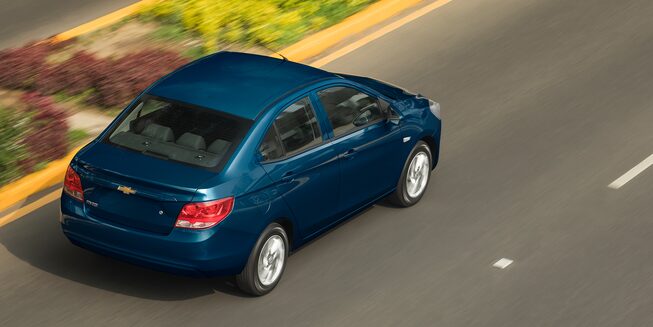 Chevrolet Aveo 2022, auto sedán con luces direccionales en puertas laterales