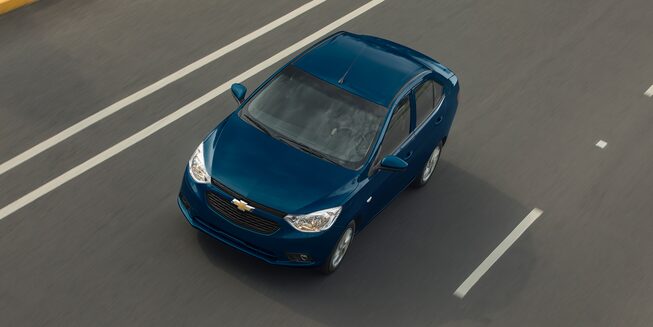 Chevrolet Aveo 2022, auto sedán con faros delanteros de halógeno cromados