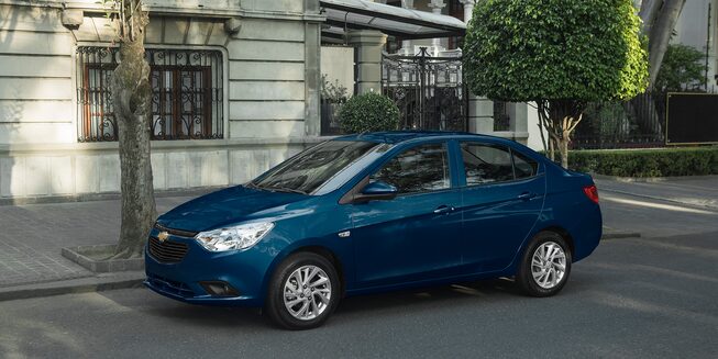 Chevrolet Aveo 2022, auto sedán con faros de niebla frontales y manijas al color de la carrocería