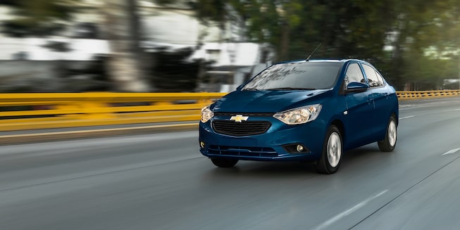 Chevrolet Aveo 2022, auto sedán con faros delanteros de halógeno cromados y cristales con tintado ligero y absorción solar