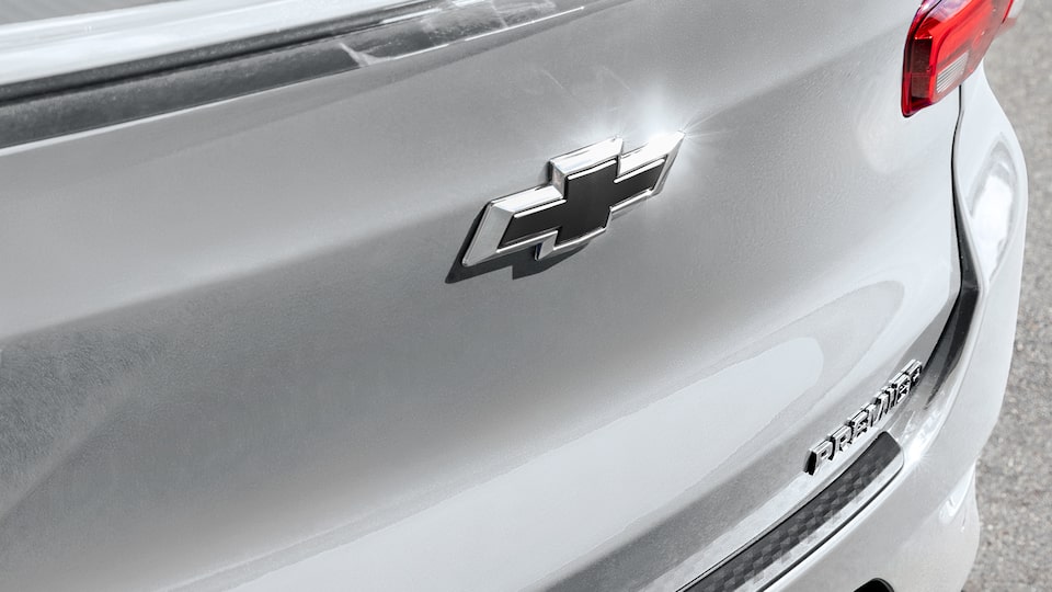 Emblema trasero negro, es parte del kit black de accesorios para Chevrolet Onix 2023, sedán deportivo