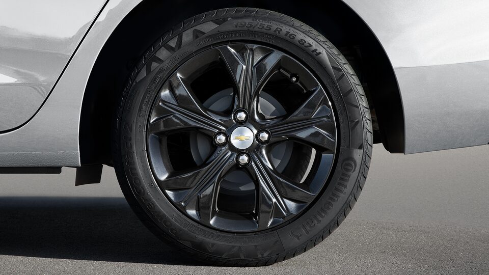 Rines en aluminio de 16 pulgadas color negro, son parte del kit black de accesorios para Chevrolet Onix 2023, sedán deportivo