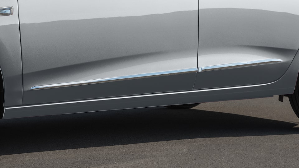 Molduras laterales cromadas, son parte del kit platino para Chevrolet Onix 2023, sedán deportivo