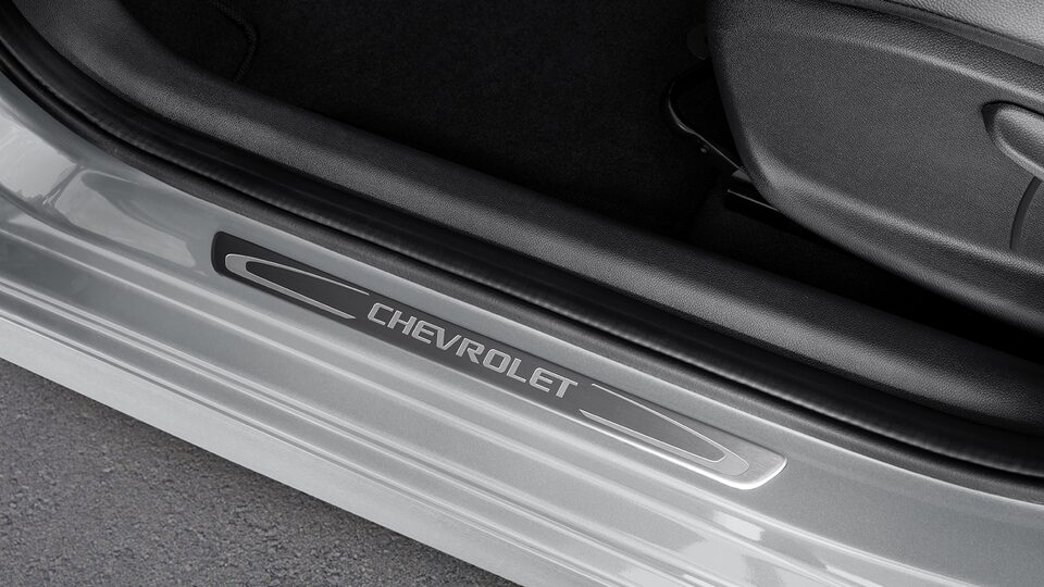 Protector de solera, es parte del kit platino para Chevrolet Onix 2023, sedán deportivo