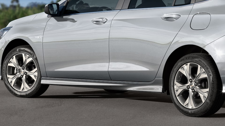 Faldones laterales, es parte del kit sport de accesorios para Chevrolet Onix 2023, sedán deportivo