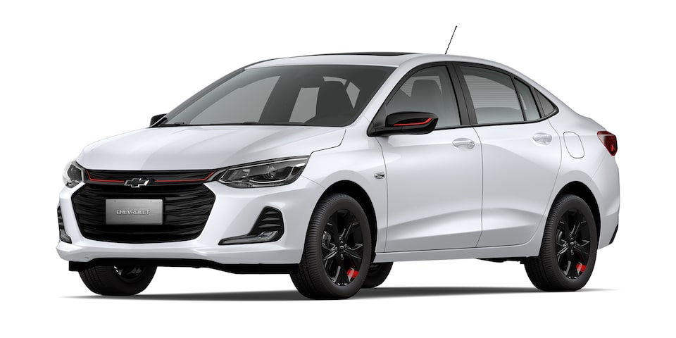 Chevrolet Onix 2023, sedán deportivo en color blanco