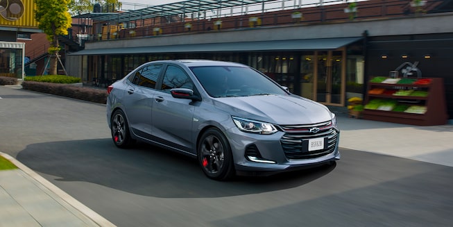 Chevrolet Onix 2023, sedán deportivo de motor turbo eficiente, faros delanteros de halógeno y rines en aluminio de 16 pulgadas