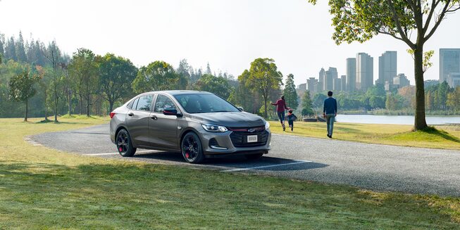 Chevrolet Onix 2023, sedán deportivo incluye luces delanteras de halógeno con proyector y parrilla negra con acentos en rojo