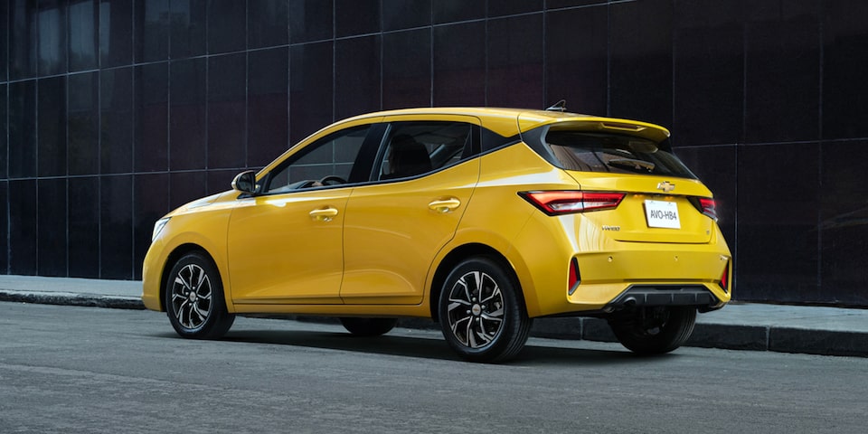 Nuevo sedán Chevrolet Aveo HBk 2024 con Sistema de 6 bolsas de aire y asistente de estacionamiento trasero