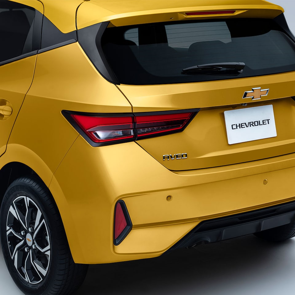 Spoiler con tercera luz trasada de freno diseñado para el nuevo sedán, Chevrolet Aveo HB 2024