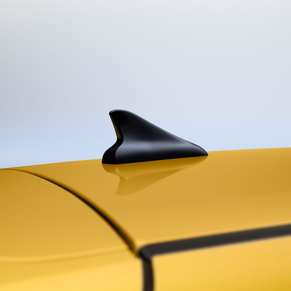 Antena con acabado de aleta de tiburón en color negro brillante para el nuevo sedán, Chevrolet Aveo HB 2024