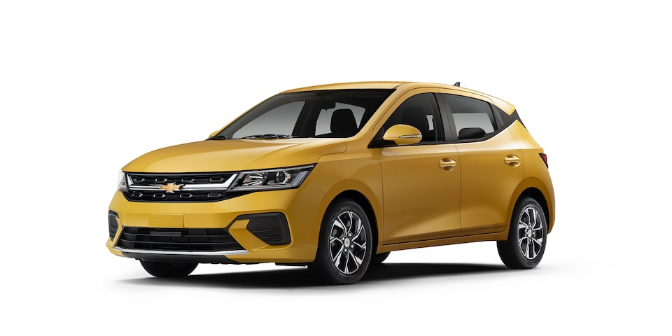 Nuevo sedán Chevrolet Aveo Hatchback 2024 en color amarillo