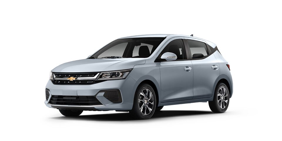 Nuevo sedán Chevrolet Aveo Hatchback 2024 en color plata