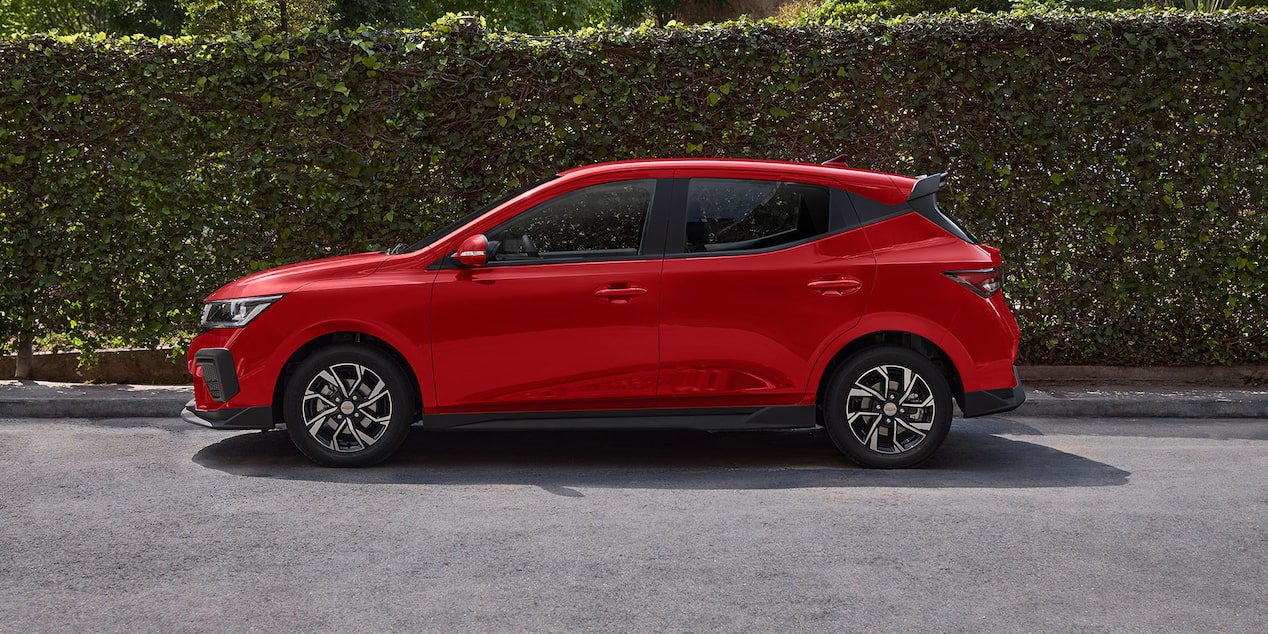  Imagen lateral Chevrolet Aveo Hatchback 2025, nuevo auto compacto 4 puertas con rines de 15 pulgadas en aluminio bitono