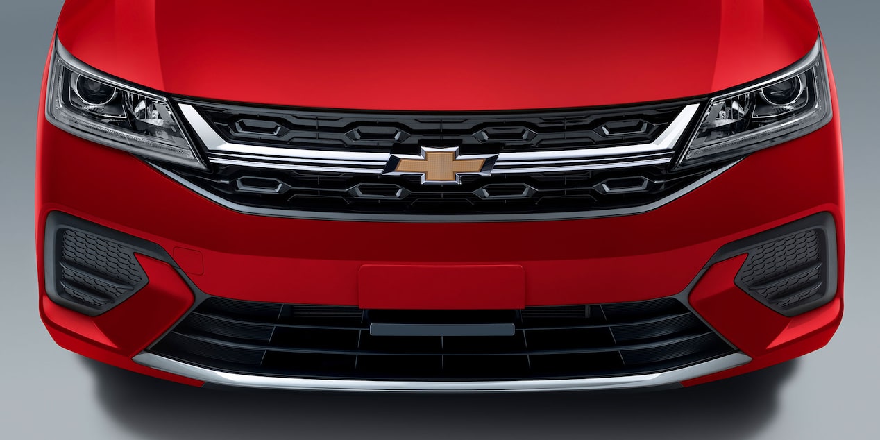  Imagen frontal Chevrolet Aveo HB 2025, nuevo auto compacto con parrilla fascia con detalles bi-tono cromo y negro brillante