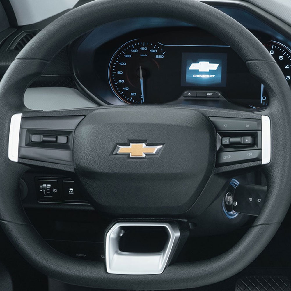 Vista interior Nuevo Chevrolet Aveo Hatchback 2025, monovolúmen con volante deportivo de 3 brazos con controles de audio