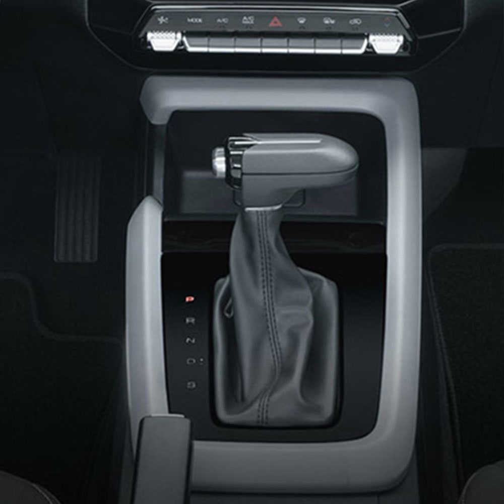 Vista interior Chevrolet Aveo Hatchback 2025, con palanca de velocidades en color negro con detalles en cromo para CVT