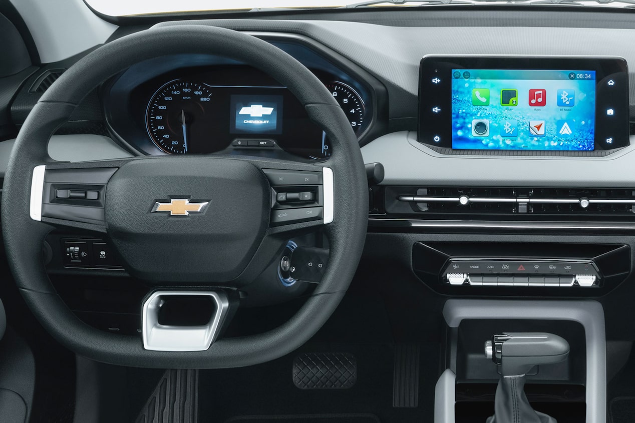 Nuevo Chevrolet Aveo Hatchback 2025, compacto con volante deportivo de 3 brazos con controles de audio