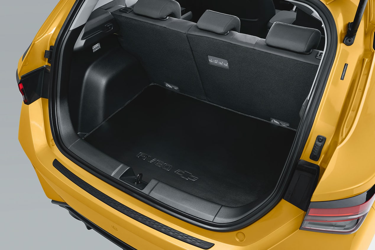 Conoce el tapete de vinil para cajuela incluido en el kit Adventure de tu auto tipo sedán Chevrolet Aveo 2025