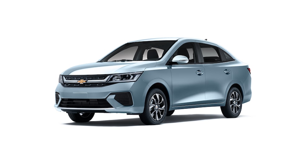 Nuevo auto tipo sedán Chevrolet Aveo 2025 en color azul persuación