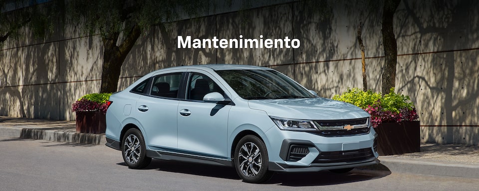 Chevrolet Aveo Sedán 2025 con smartphone integration y pantalla de 8 pulgadas