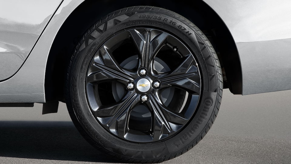 Personaliza el exterior de tu sedán deportivo Chevrolet Onix 2025 con los rines de 16 pulgadas en aluminio y más accesorios externos