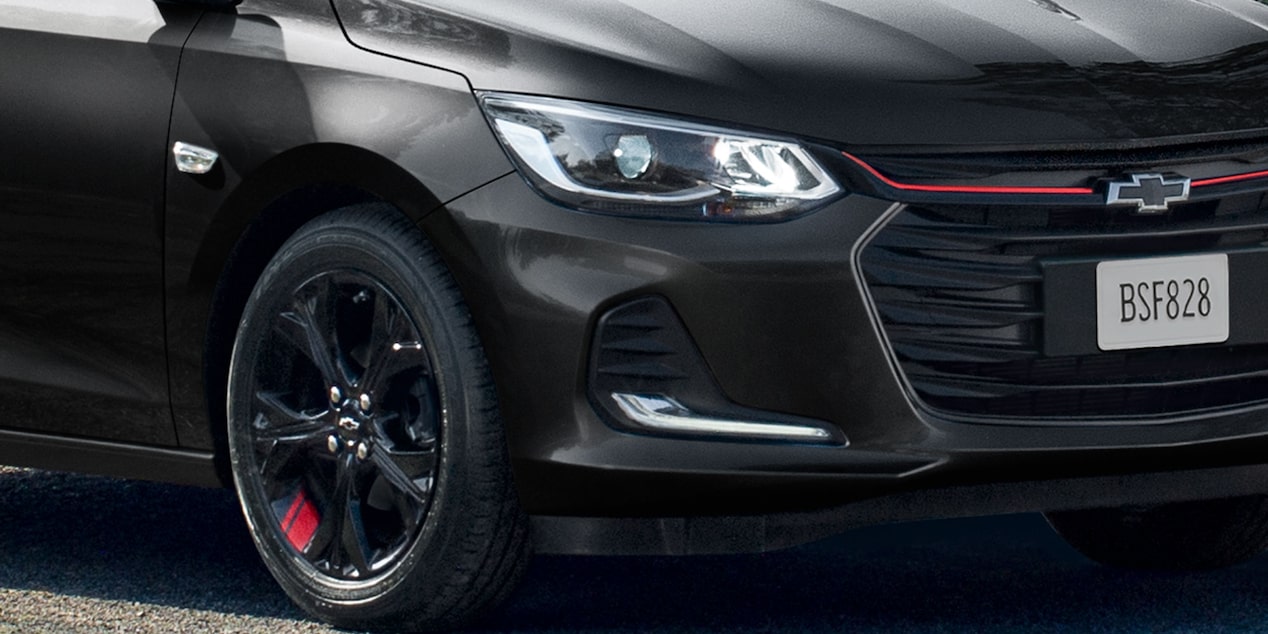 Chevrolet Onix 2025, sedán deportivo con luces diurnas LED y luces direccionales a cada costado
