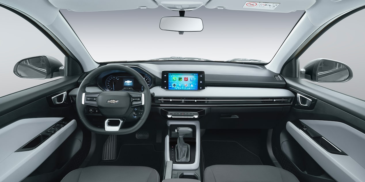 El tablero del Chevrolet Aveo Hatchback combina diseño moderno y funcionalidad para una mejor experiencia de manejo.