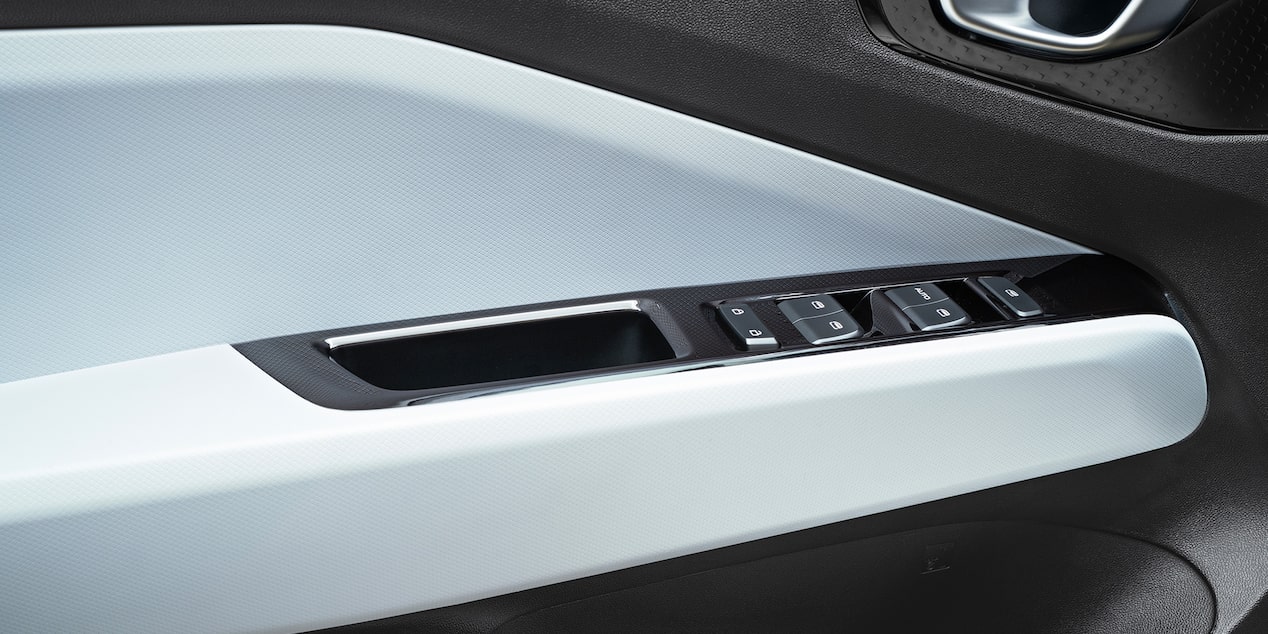 Controles de vidrios y seguros eléctricos en el Chevrolet Aveo Hatchback para mayor comodidad y practicidad.