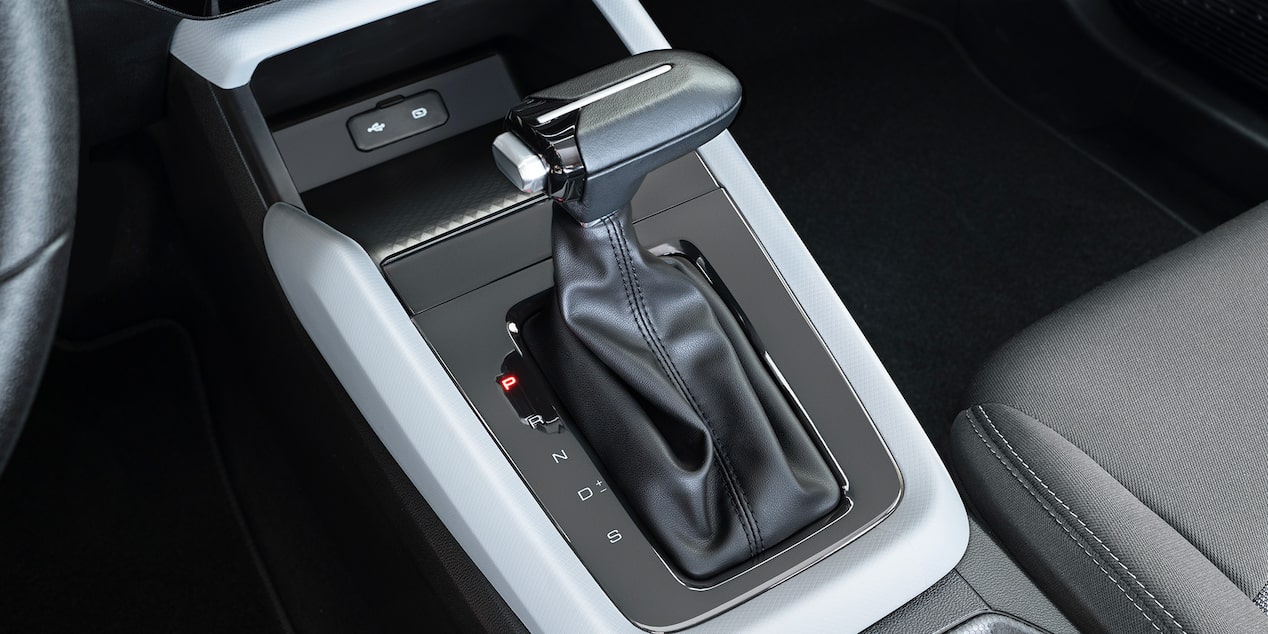 Palanca de cambios de diseño ergonómico en el Chevrolet Aveo Hatchback para un manejo más cómodo y preciso.
