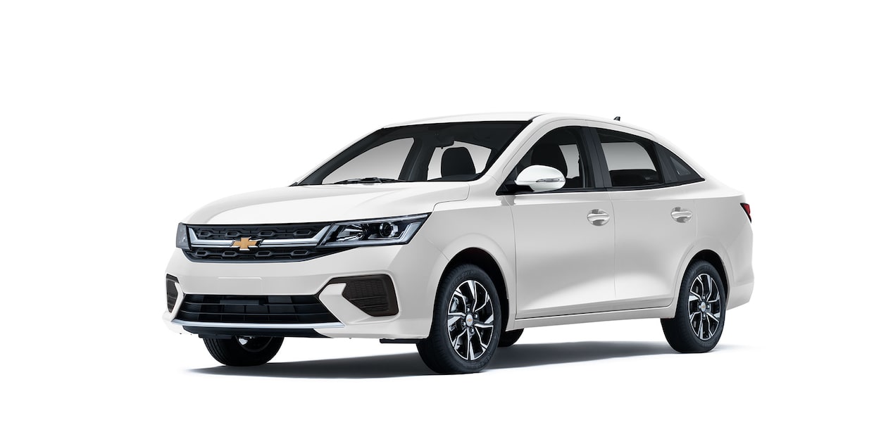 Nuevo auto tipo sedán Chevrolet Aveo 2026 en color blanco polar