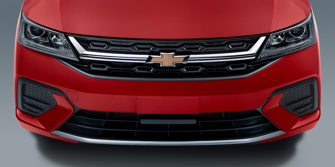Parilla con detalles en combinación de cromo y negro brillante para el nuevo sedán Chevrolet Aveo 2026