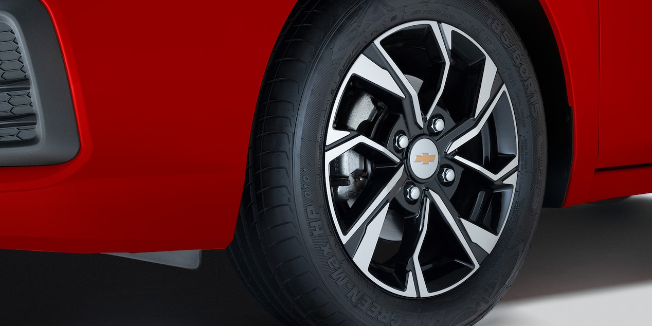Rines de acero y aluminio disponibles para el nuevo sedán Chevrolet Aveo 2026