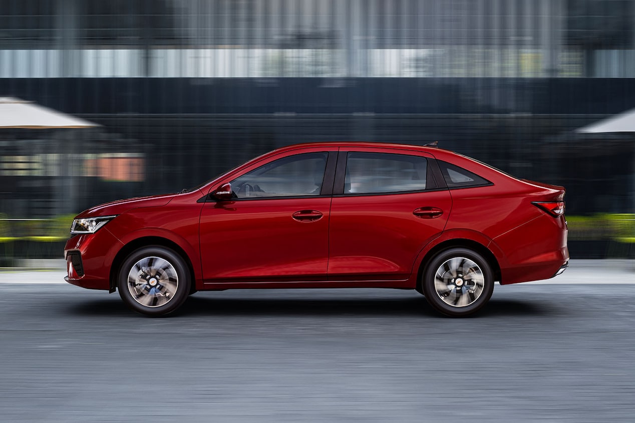 Chevrolet Aveo 2026, auto tipo sedán con spoiler con tercera luz de freno