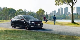 Chevrolet Onix 2026, sedán deportivo incluye luces delanteras de halógeno con proyector y parrilla negra con acentos en rojo