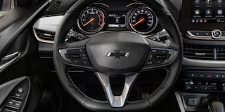 Controles de audio y teléfono al volante para Chevrolet Onix 2026, sedán