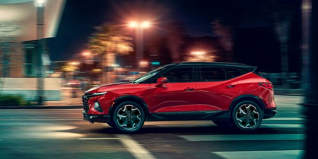 Chevrolet Blazer 2022, SUV mediana con diseño exterior bitono y rines en aluminio de 20 pulgadas