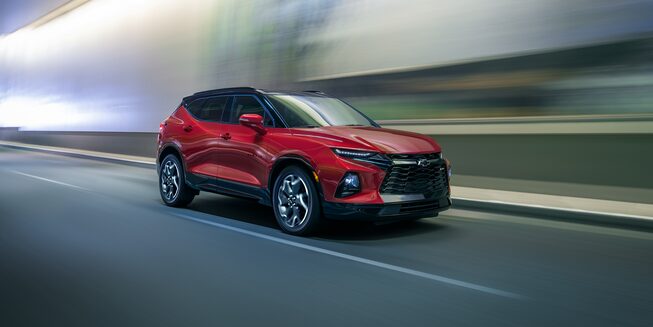 Chevrolet Blazer 2022, SUV mediana incluye parrilla de diseño único en forma de panal con logotipo Chevrolet en color negro, diseño exclusivo RS