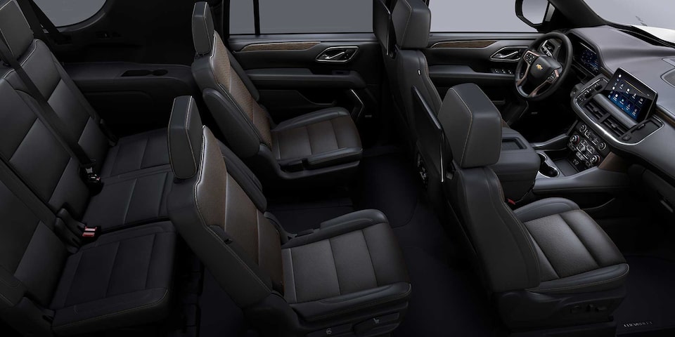 Chevrolet Suburban 2023 con interior en color piel negra