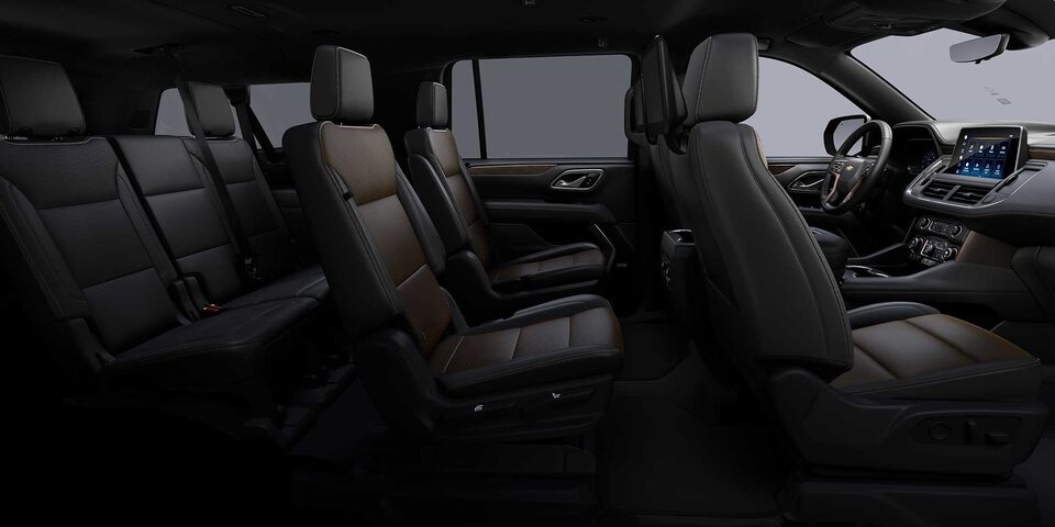 Chevrolet Suburban 2023 con interior en color piel negra