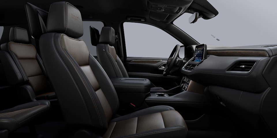 Chevrolet Suburban 2023 con interior en color piel negra