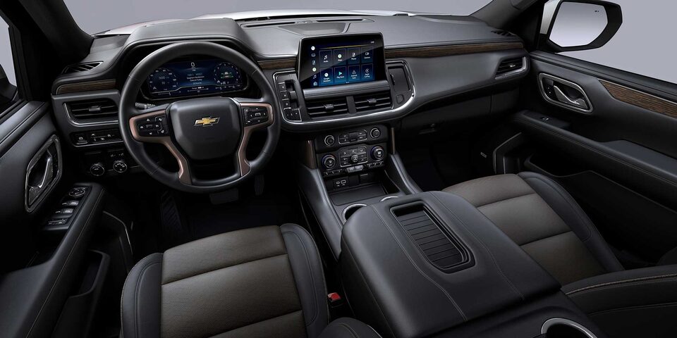 Chevrolet Suburban 2023 con interior en color piel negra
