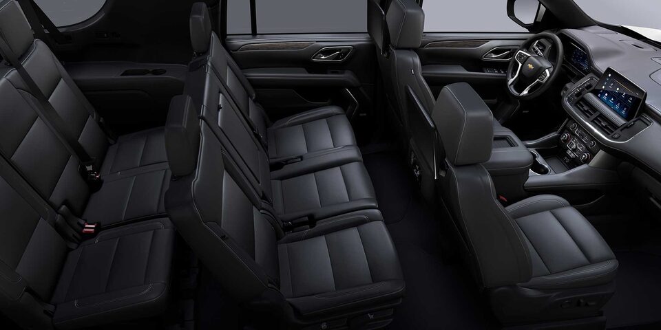 Chevrolet Suburban 2023 con interior en color piel negra