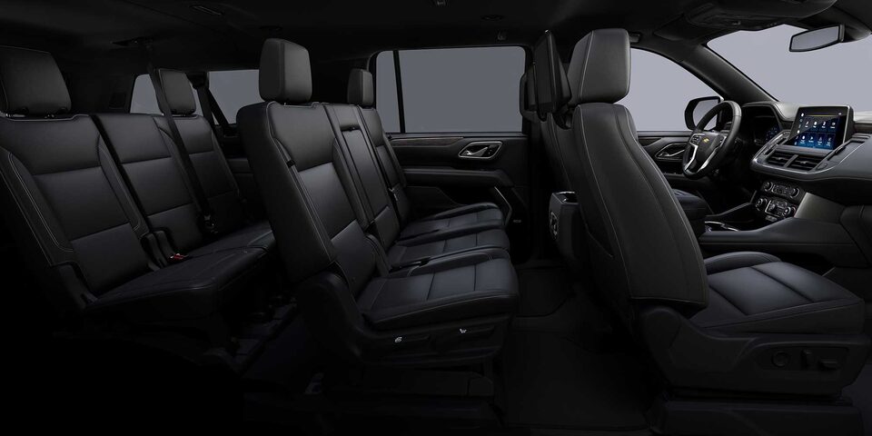 Chevrolet Suburban 2023 con interior en color piel negra