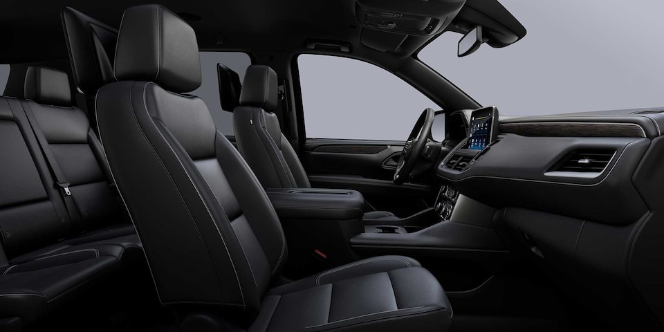 Chevrolet Suburban 2023 con interior en color piel negra