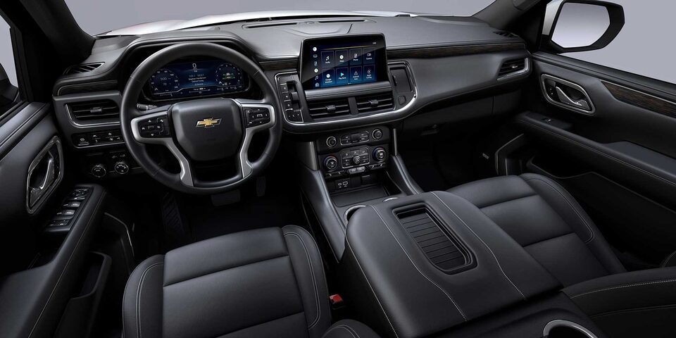 Chevrolet Suburban 2023 con interior en color piel negra