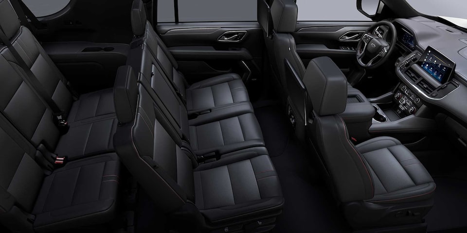 Chevrolet Suburban 2023 con interior en color piel negra con costuras rojas