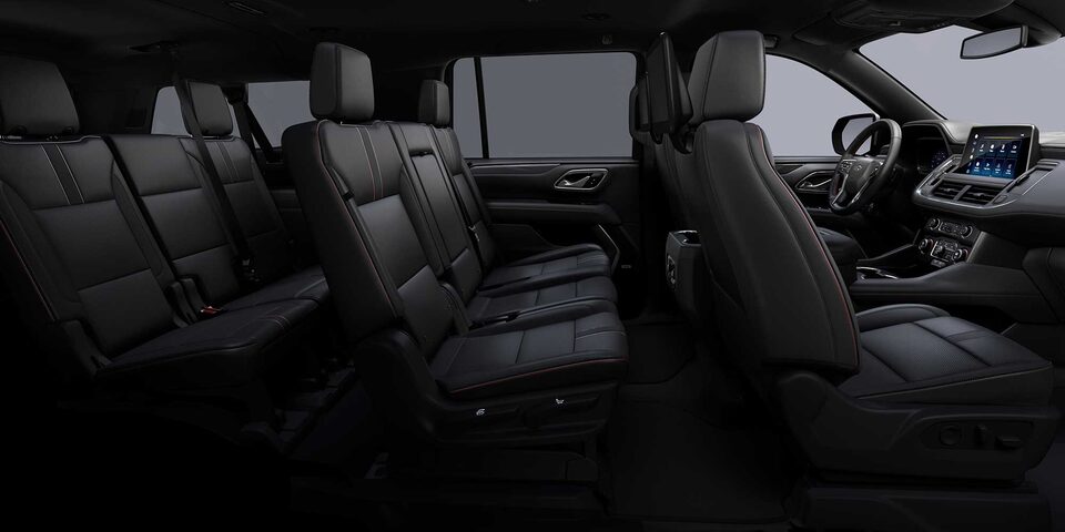 Chevrolet Suburban 2023 con interior en color piel negra con costuras rojas